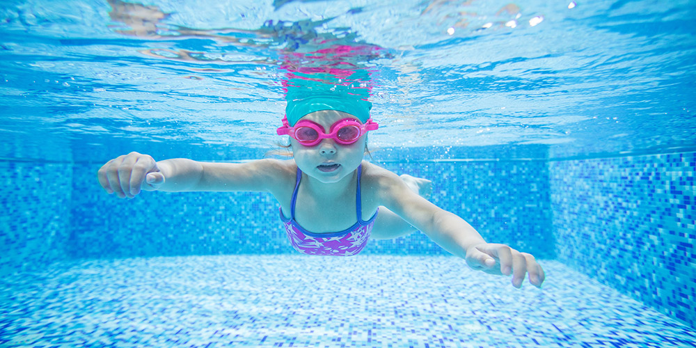 Hipoclorito líquido en piscinas públicas